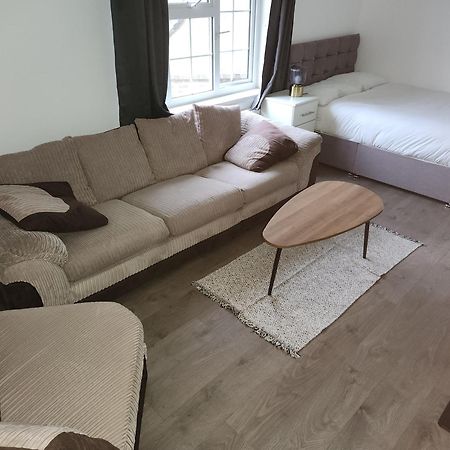 Апартаменты Flat With Work Station, Monitor, Smart Tv & Netflix Лондон Экстерьер фото